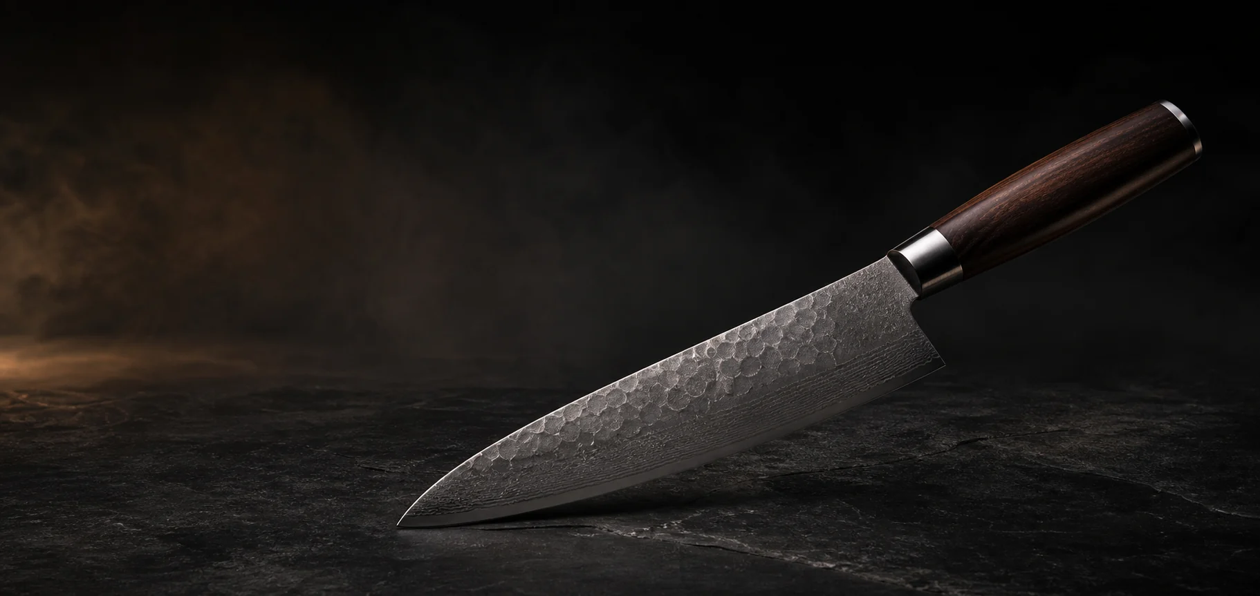 Couteau de chef professionnel forgé sur un plan de travail sombre